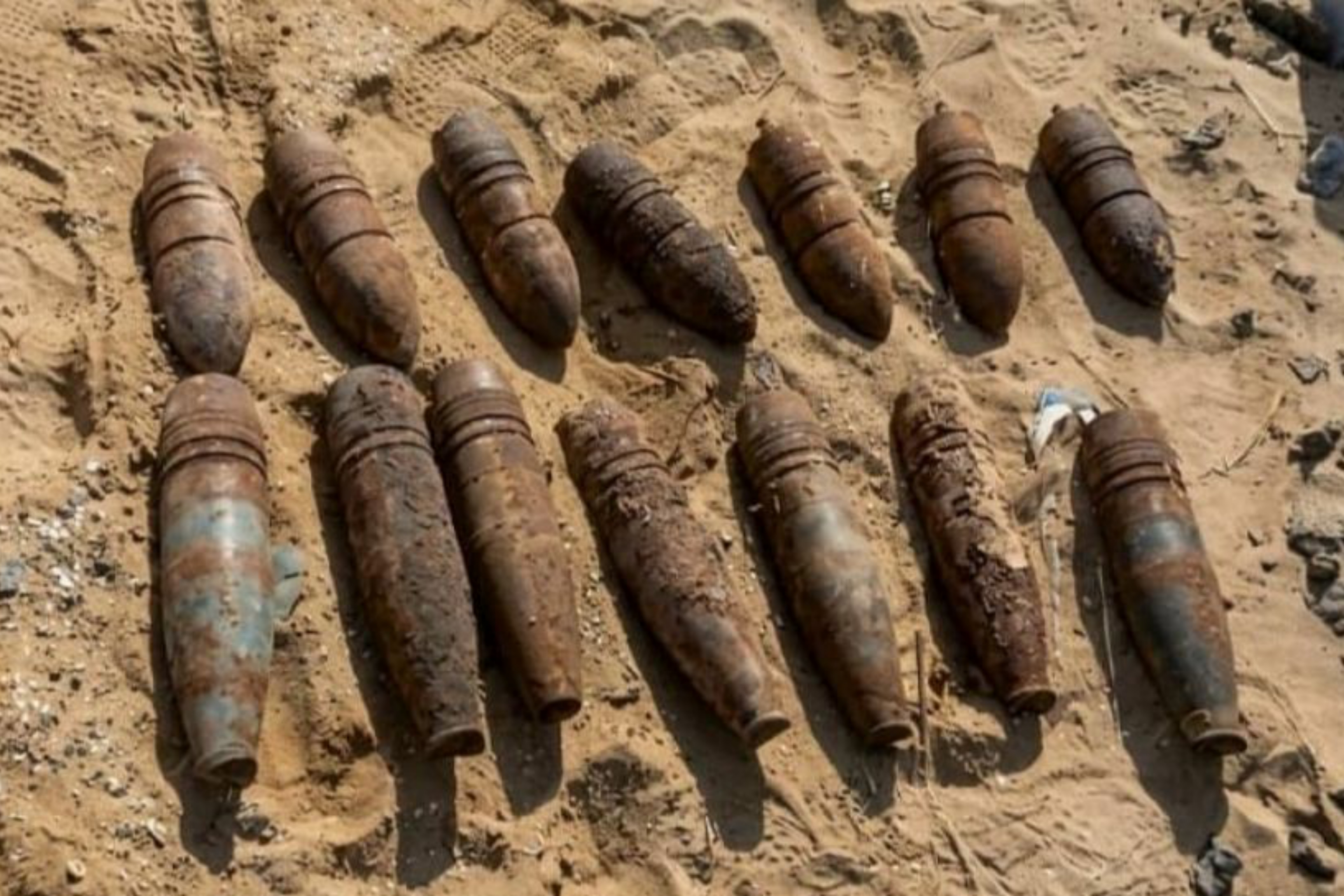 عدن: مشروع مسام يعثر على 30 قذيفة غير منفجرة في منطقة صلاح الدين بعدن