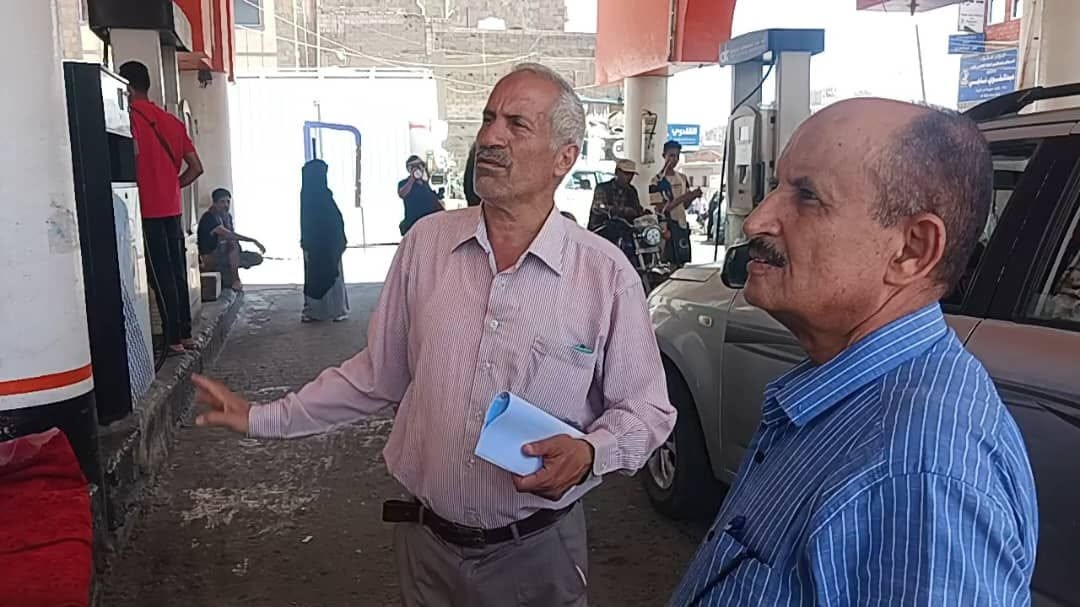 الصناعة والتجارة بتعز تكثف الرقابة على محطات الوقود وتتوعد المتلاعبين بإجراءات صارمة