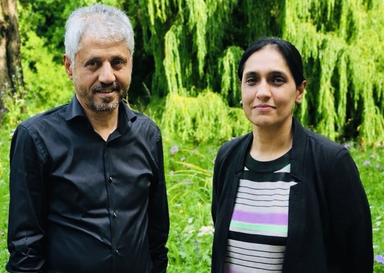 السفارة البريطانية لدى اليمن تصف لقاءها مع الشيخ حمود المخلافي في لندن بـ”المثمر”