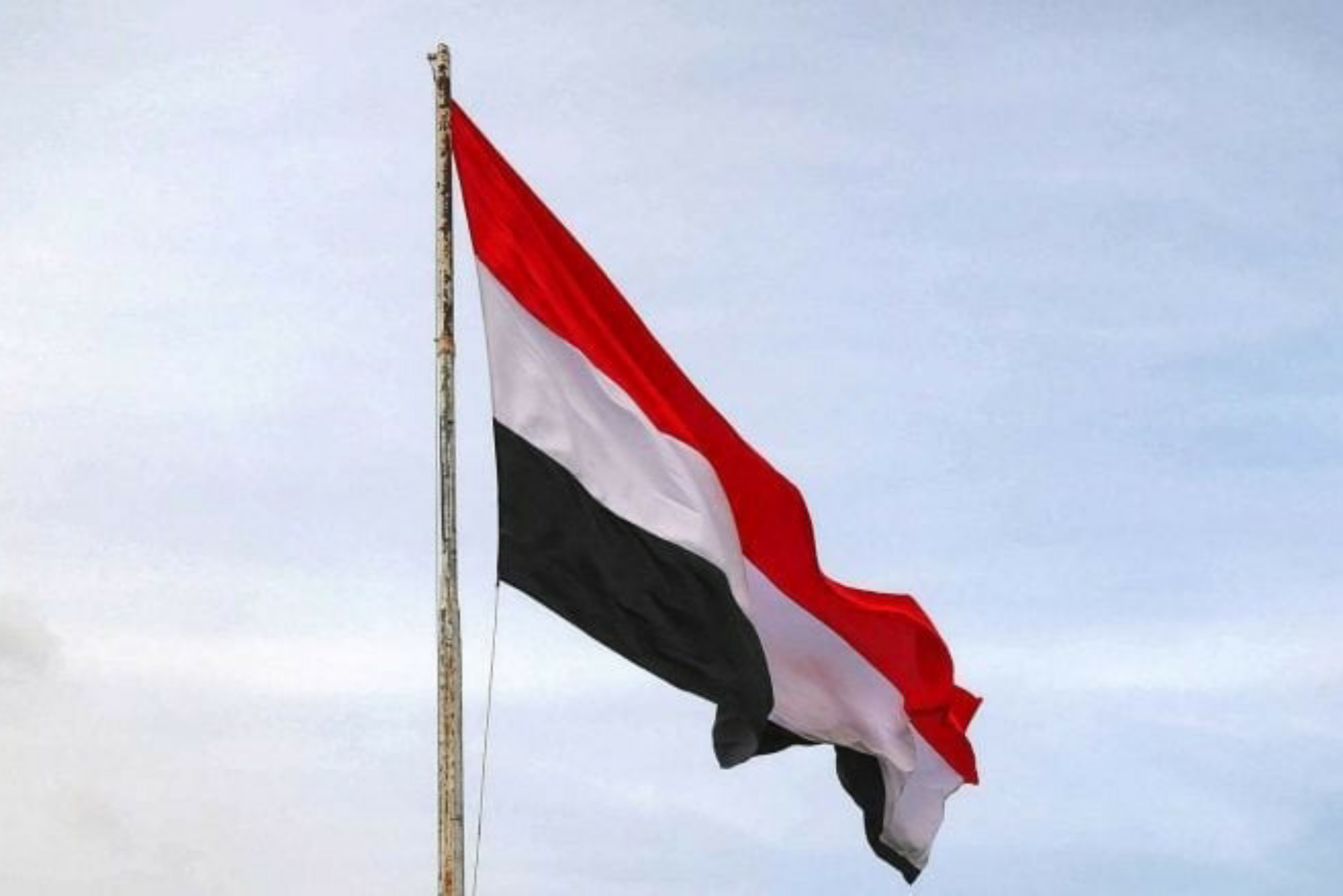 اليمن يدين الهجمات الإيرانية ويصفها بنهج عدواني يهدد أمن المنطقة ويجدد تضامنه مع الكويت والبحرين