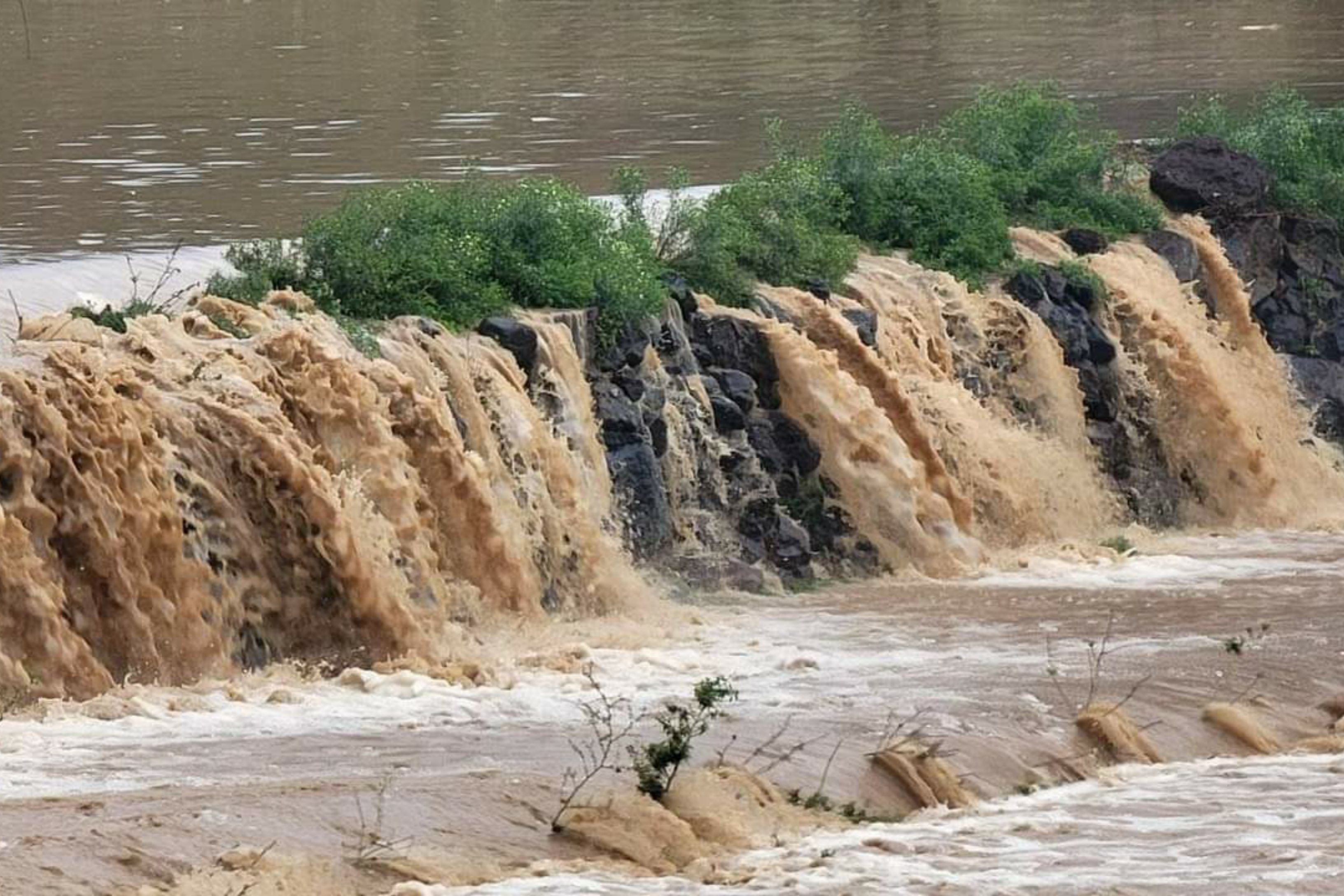 الأرصاد تتوقع أمطارًا رعدية على المرتفعات وطقسًا شديد الحرارة في عدد من المناطق اليمنية