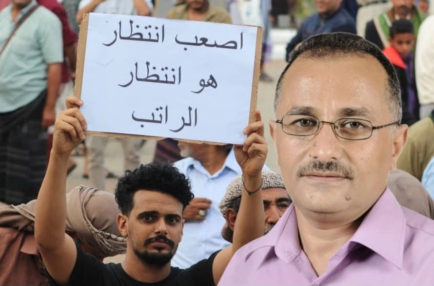 الصحفي اليمني «البعيثي» يعلن عزمه على إنهاء حياته احتجاجًا على استمرار قطع رواتبه وزملائه منذ عامٍ ونصف