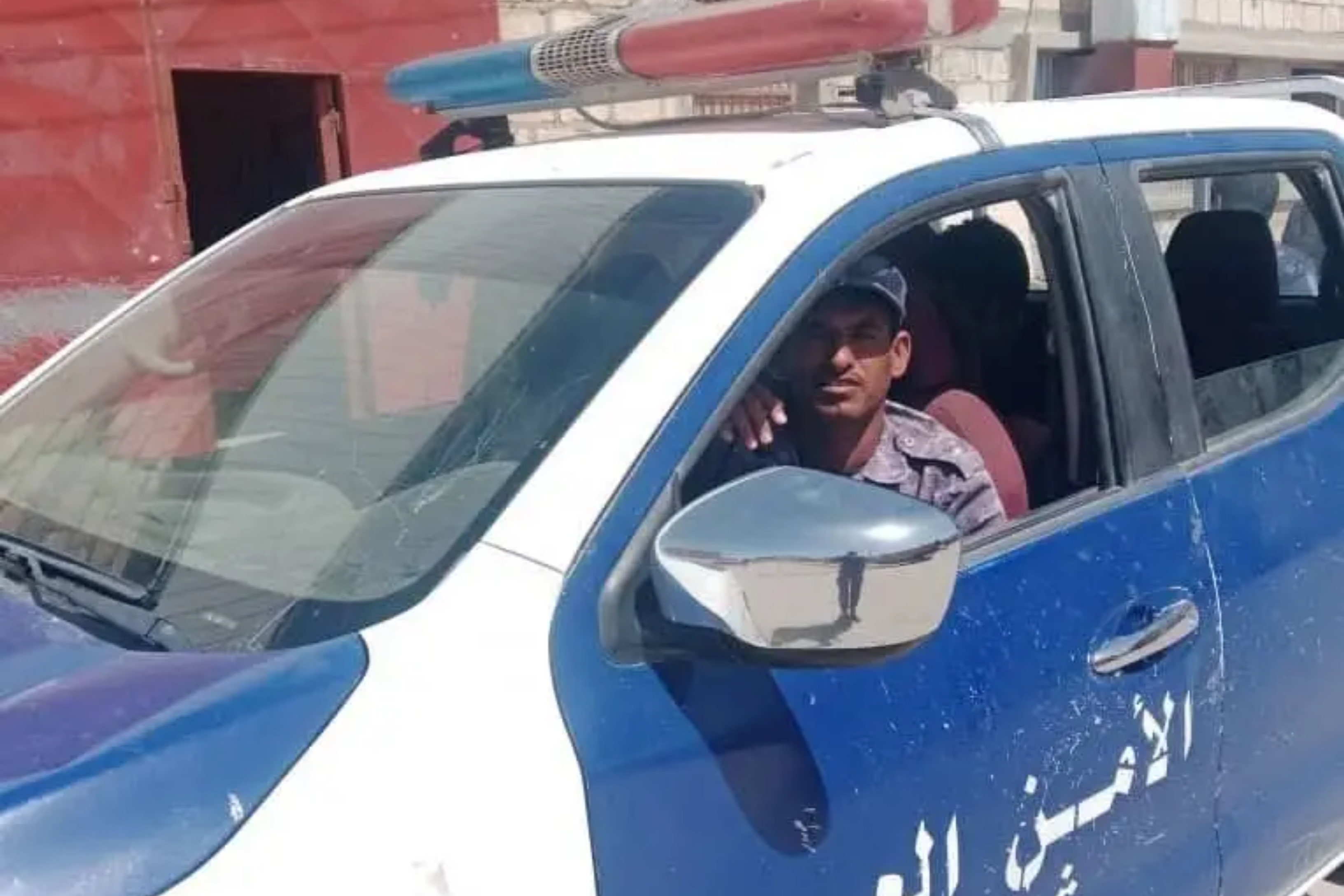 شرطة المكلا تضبط متهماً بقضية ابتزاز إلكتروني ومقاومة السلطات