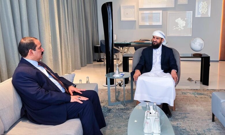 عضو الرئاسي اليمني المحرّمي يطّلع على جهود دمج التشكيلات الأمنية في إطار وزارة الداخلية