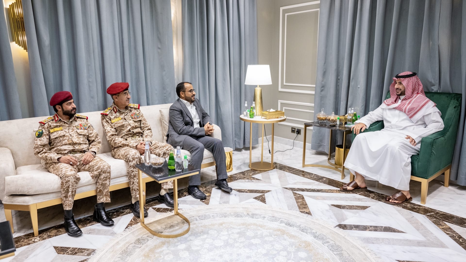 الحوثيون يصعدون ضد السعودية ويهددون باستهداف أرامكو ويؤكدون تشغيل مطار صنعاء دون إذن