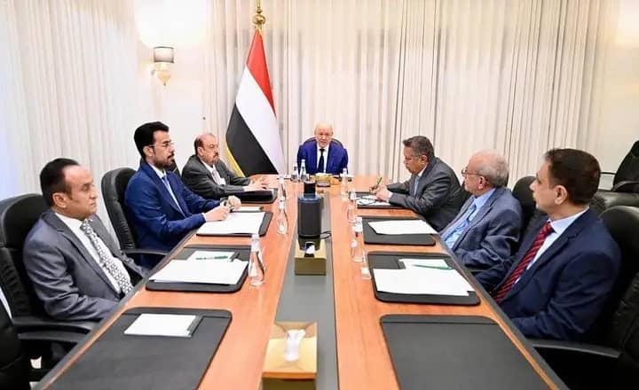 الرئيس العليمي: الدولة ماضية في تنفيذ الإصلاحات وتعزيز قدراتها لمواجهة التصعيد الحوثي