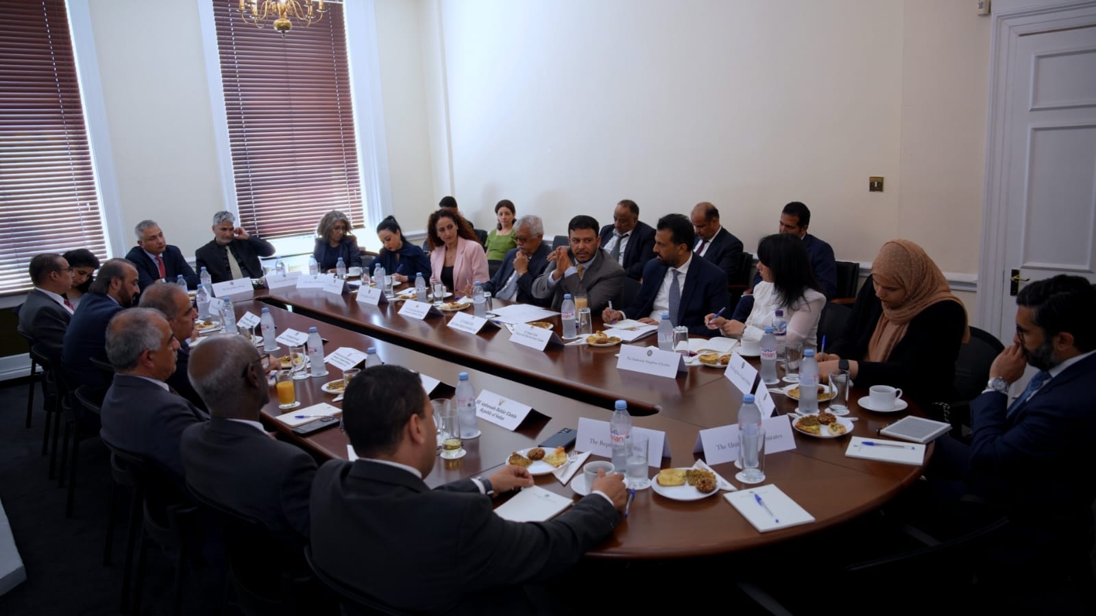 العليمي: اليمن لا يطلب من أشقائه أن يخوضوا معركته نيابة عنه وإنما دعم مشروع الدولة ومؤسساتها