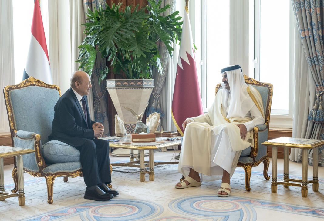 الرئيس رشاد العليمي يعزي أمير  دولةقطر في وفاة والده الشيخ حمد بن خليفة