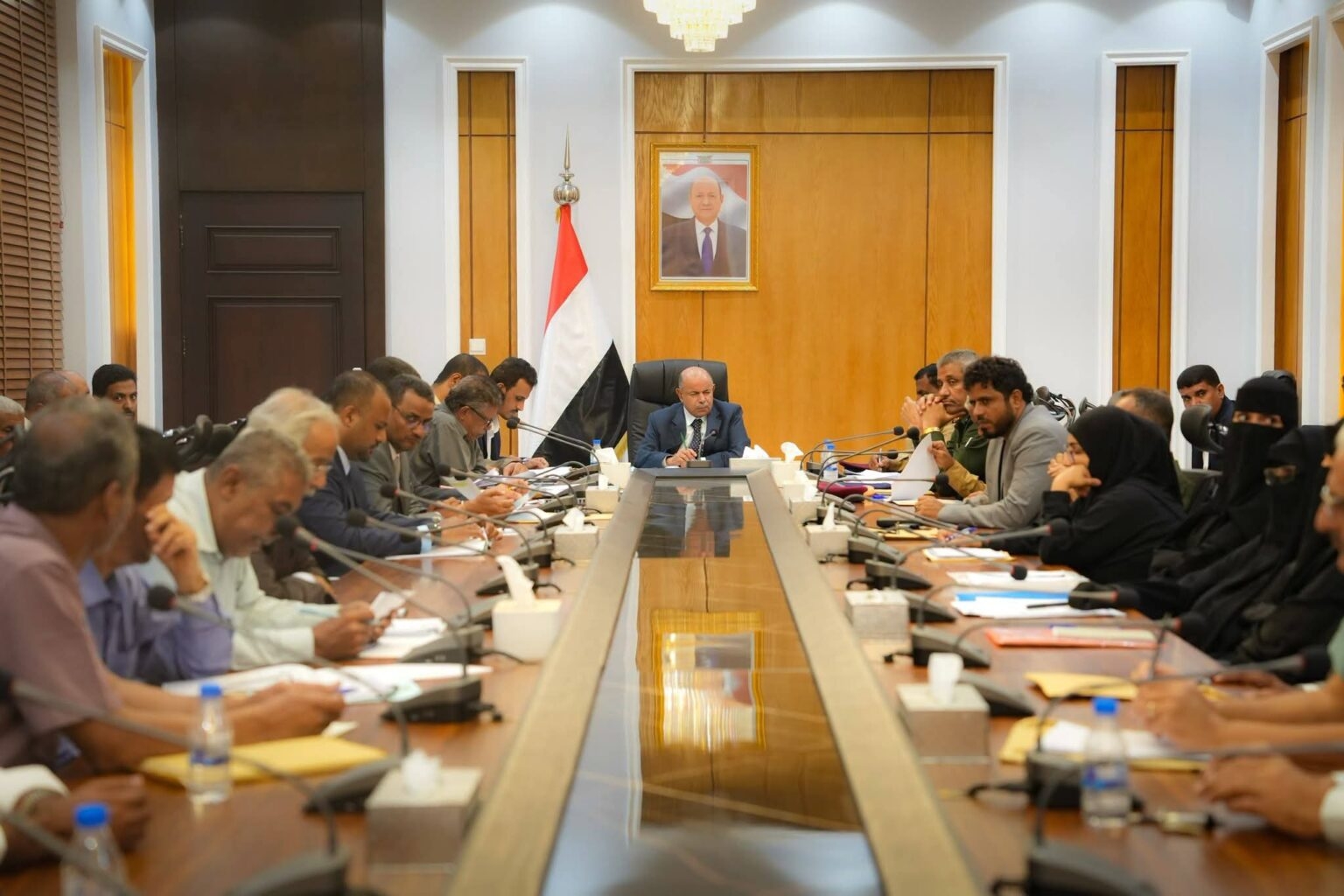 الخنبشي يوجه بمضاعفة الجهود لتحسين الخدمات في حضرموت