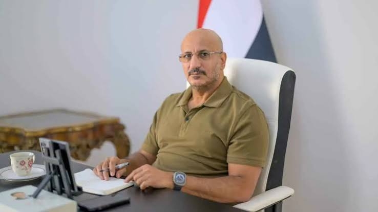 مقاول يناشد طارق صالح التدخل لوقف ما وصفه بـ”التلاعب” في إجراءات ترسية مشروع في المخا