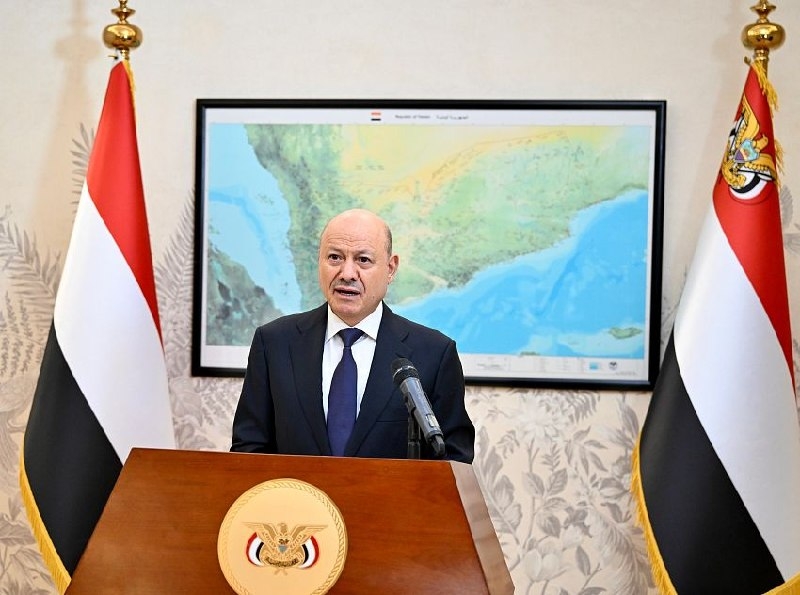 الرئيس العليمي يعلن استئناف تصدير النفط ويدعو للالتفاف حول القوات المسلحة لاستعادة الدولة وإنهاء الانقلاب