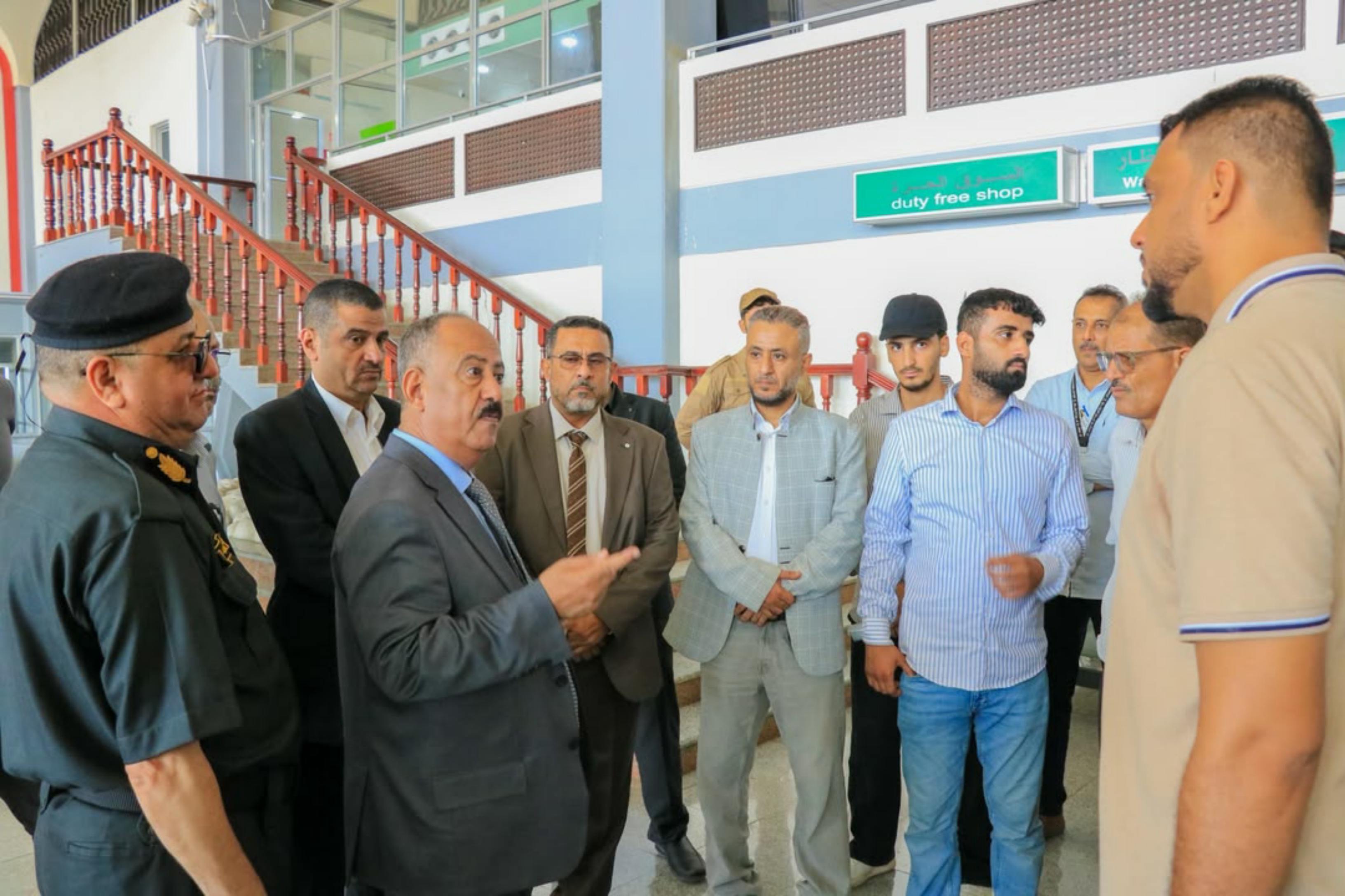عدن: وزير النقل يتفقد عدداً من قطاعات الوزارة ويطلع على سير النشاط الملاحي والجوي