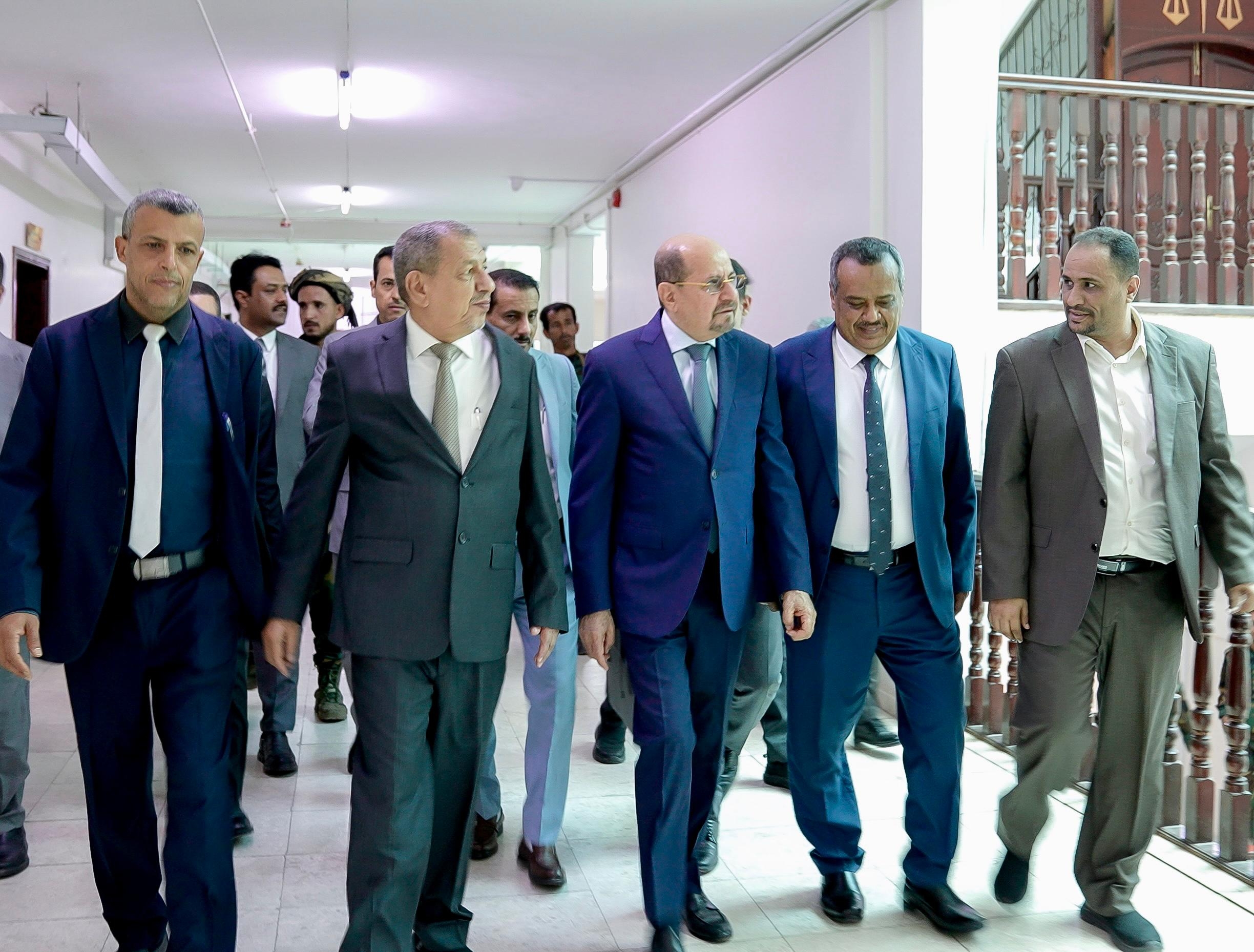 رئيس الوزراء يزور المجمع القضائي في عدن ويطلع على سير العمل واحتياجات السلطة القضائية