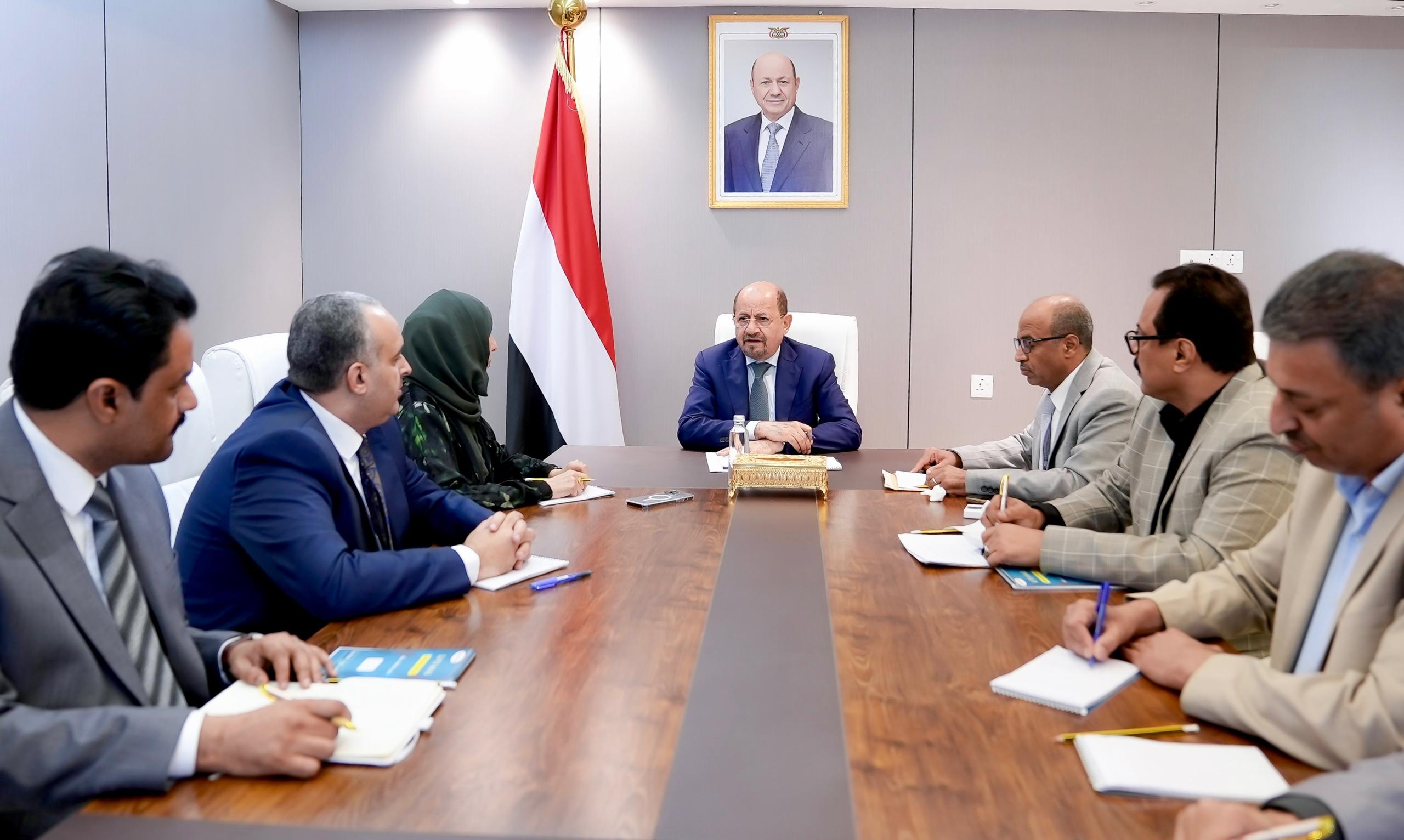 الحكومة اليمنية تعقد اجتماعا في عدن وتبحث تسريع إجراءات استئناف تصدير النفط تنفيذا لتوجيهات مجلس القيادة الرئاسي