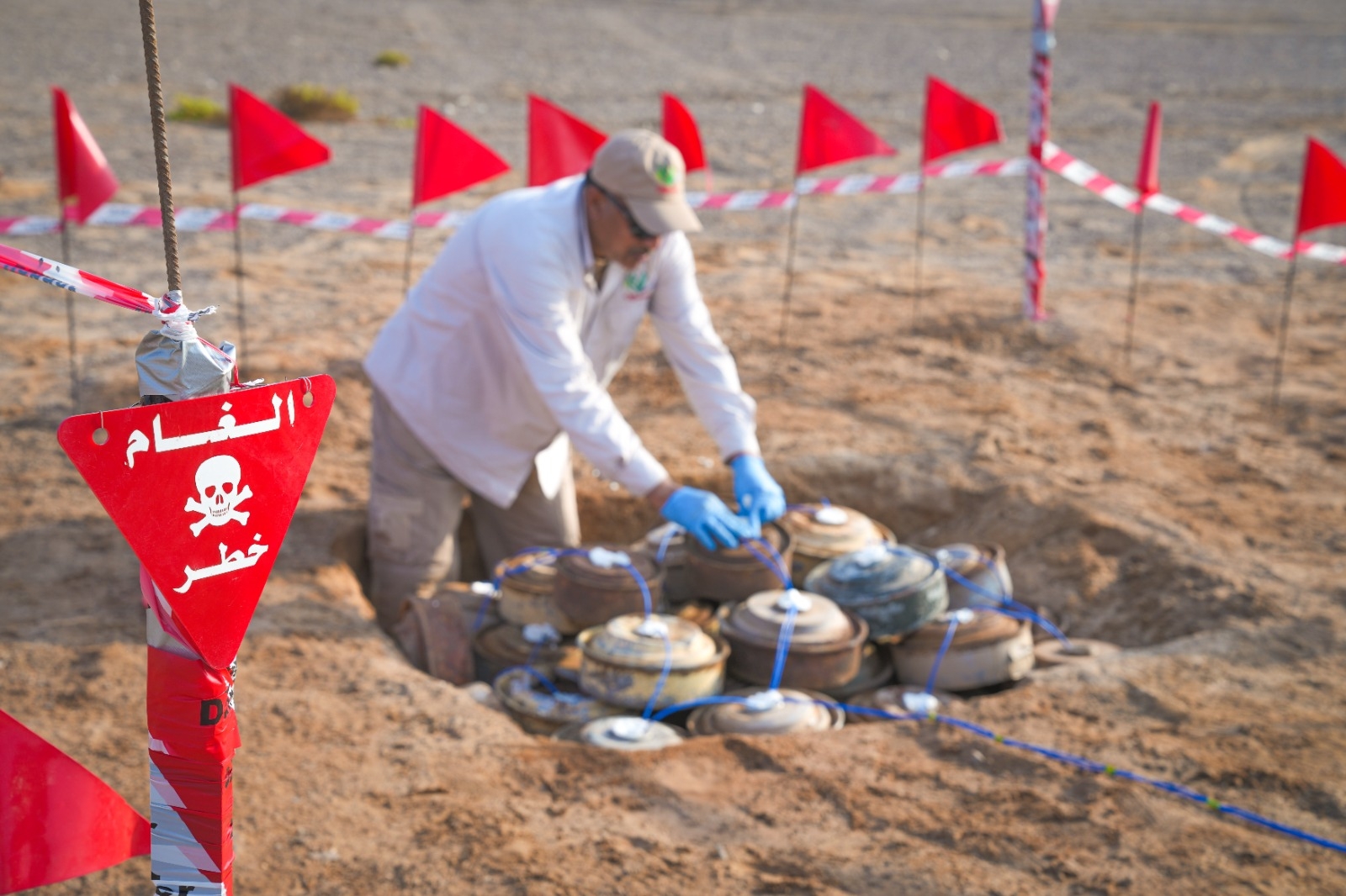 مشروع مسام يتلف 5977 قطعة من مخلفات الحرب في باب المندب