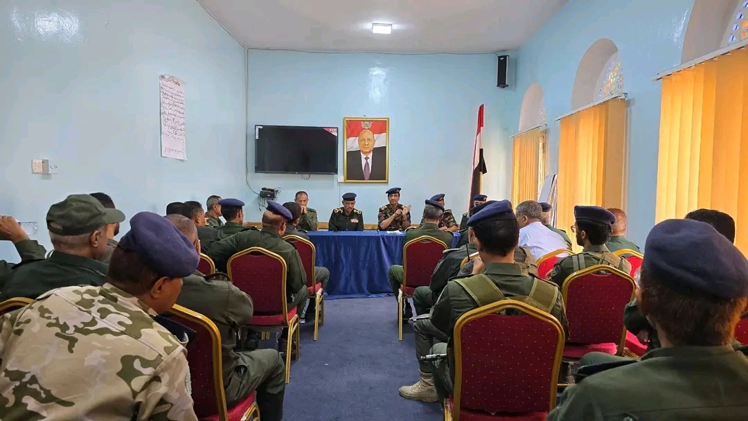 مدير عام شرطة تعز يترأس اجتماعا أمنيا ويؤكد رفع الجاهزية القصوى وتعزيز الانتشار الأمني