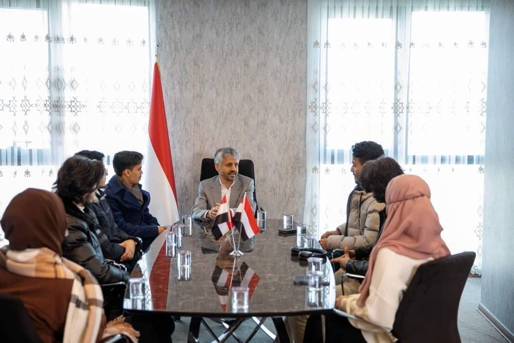 طالب يمني من أوائل الجمهورية يتحدث عن معاناته مع منح التعليم العالي ويشيد بدعم الشيخ حمود سعيد المخلافي