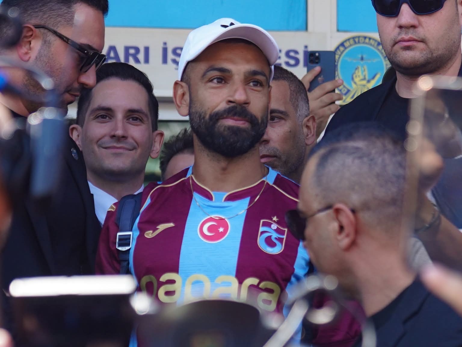 النجم المصري محمد صلاح يختار الدوري التركي ويوقع عقدًا لمدة عامين مع نادي طرابزون سبور