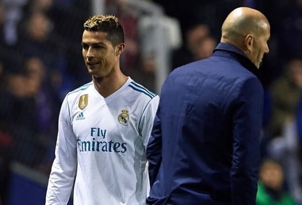 ريال مدريد يرفض عودة رونالدو ويتغنى بسحر زيدان