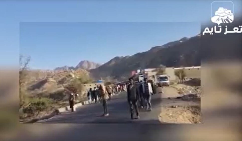 بالفيديو: مليشيا الحوثي تجبر نحو 400 مهاجرا على مغادرة صنعاء