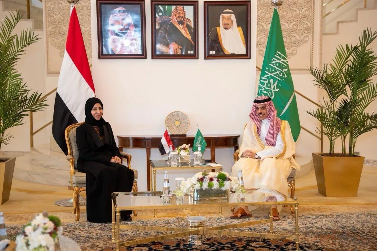 وزيرة الخارجية اليمنية ونظيرها السعودي يبحثان تعزيز الشراكة ومواجهة التهديدات المشتركة