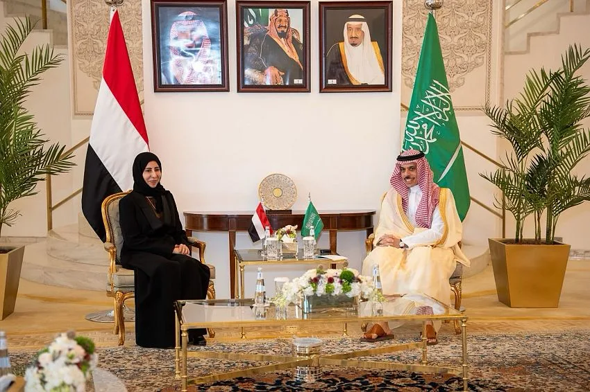 وزيرة الخارجية اليمنية تبحث مع نظيرها السعودية  التصعيد الحوثي وتعزيز الشراكة والأمن الإقليمي