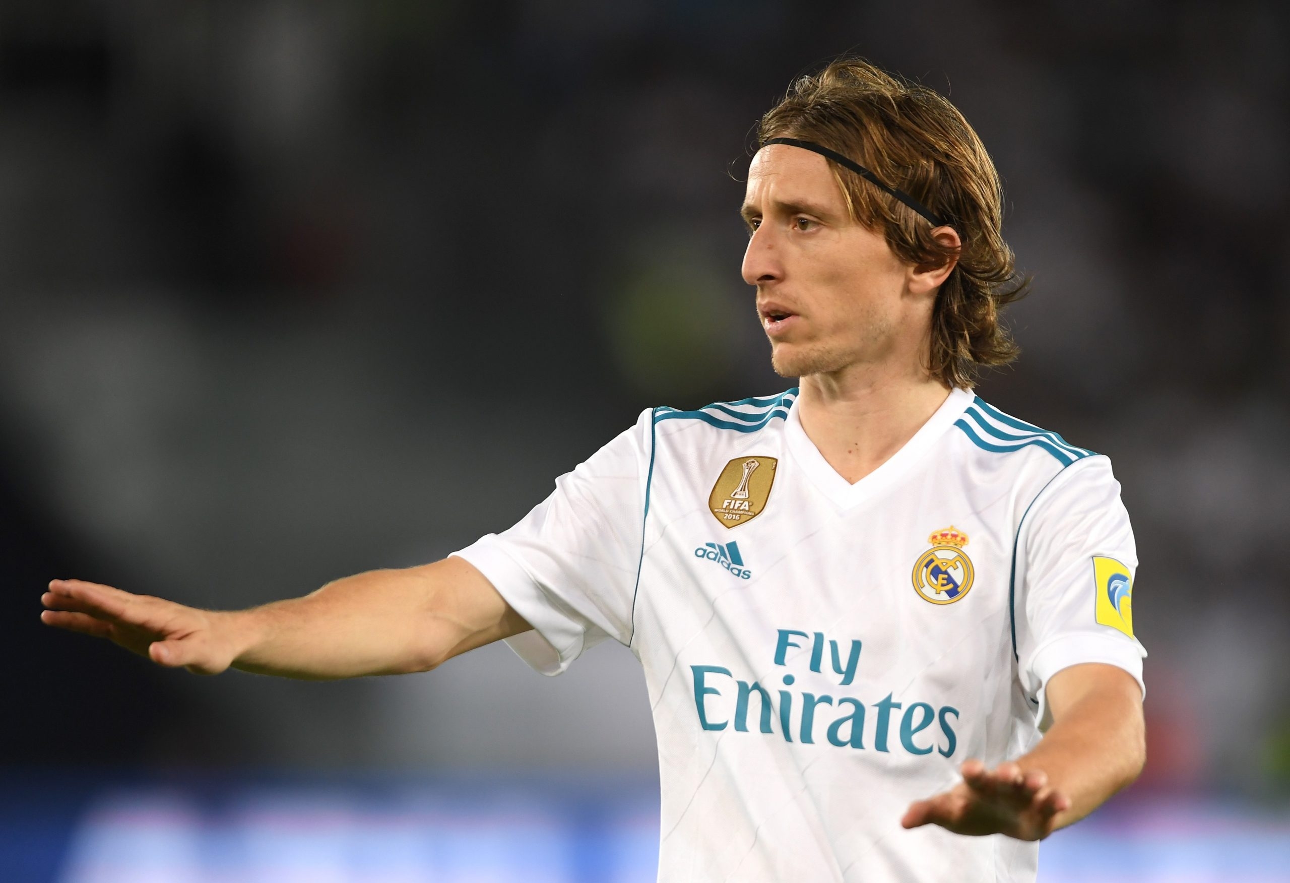 مودريتش يجدد عقده مع ريال مدريد