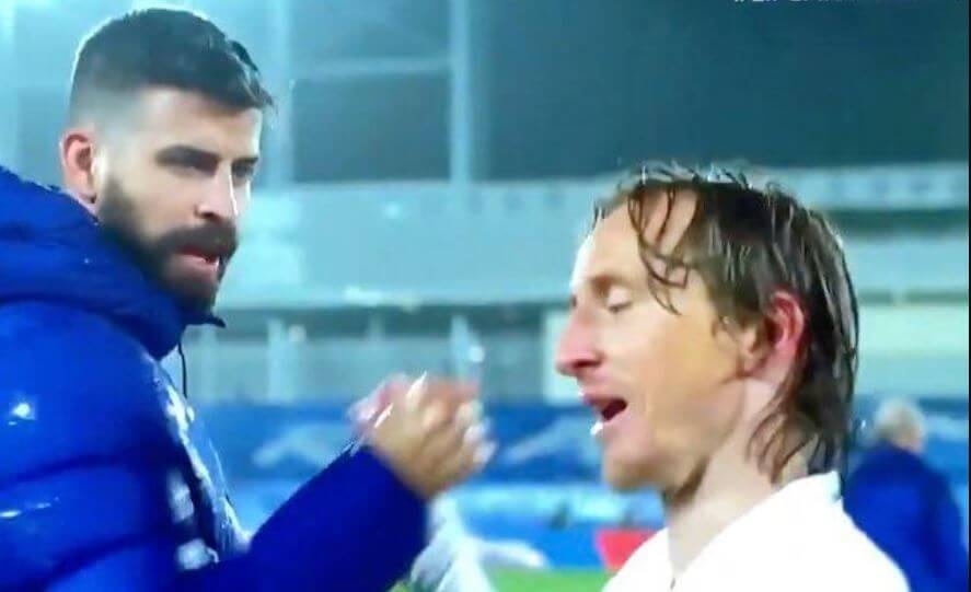 مودريتش يسخر من بيكيه والحكم يصفه بسيئ السلوك