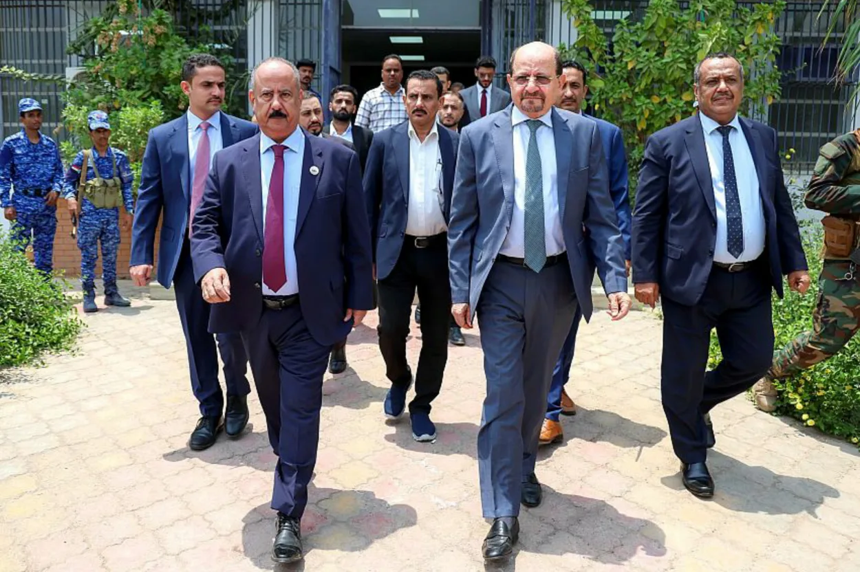العاصمة المؤقتة عدن: رئيس الوزراء يوجه قطاع النقل برفع مستوى التنسيق والجاهزية للتعامل مع تصعيد المليشيا