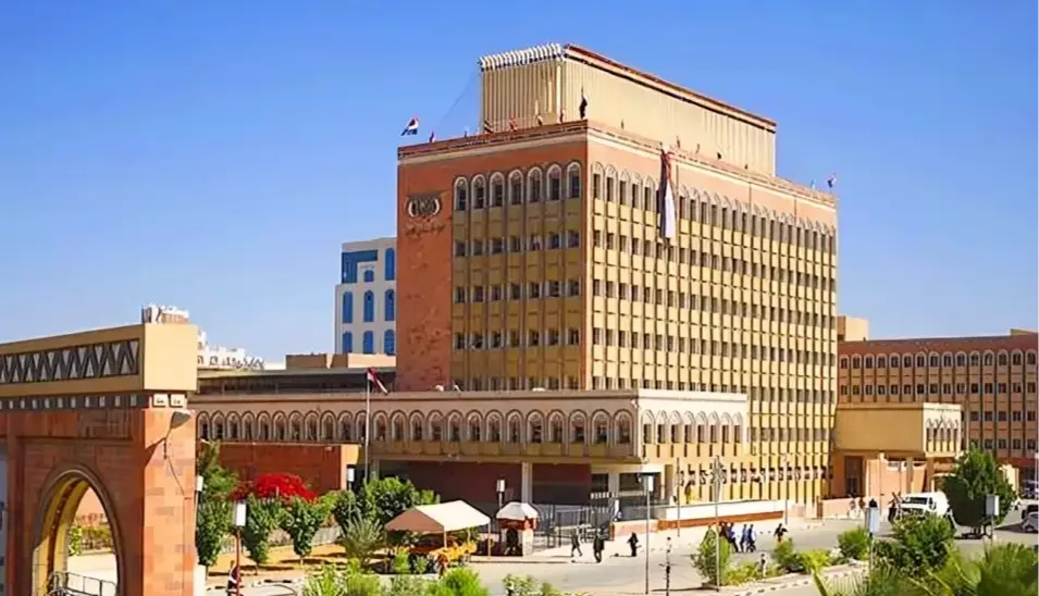 الحوثيون يعلنون بدء صرف راتب شهـــــر للموظفين في المناطق الخاضعة لسيطرتهم 