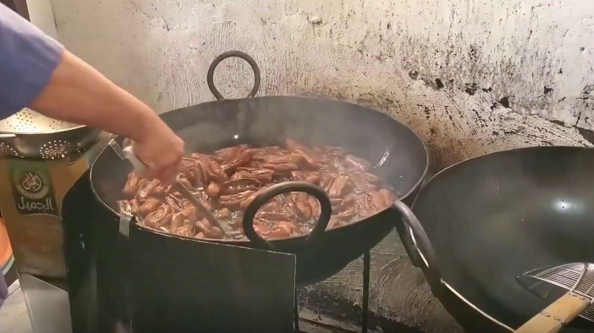 بالفيديو: تعز تايم يزور أقدم محل للطرمبا عمره 50 عاما