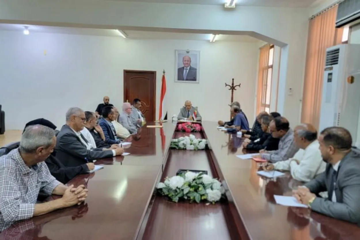 المحافظ والأحزاب يبحثون تعزيز الاصطفاف السياسي والمجتمعي لمواجهة تصعيد المليشيا