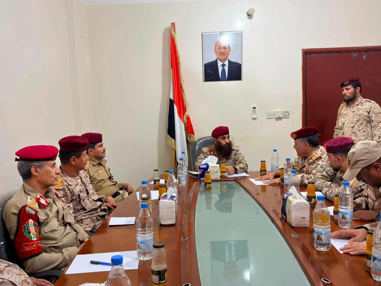 قائد المنطقة العسكرية الرابعة حمدي شكري يجتمع  بقيادة محور تعز ويناقش رفع الجاهزية 