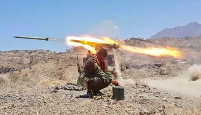 قوات الجيش في تعز تستهدف تعزيزات حوثية غربي المدينة