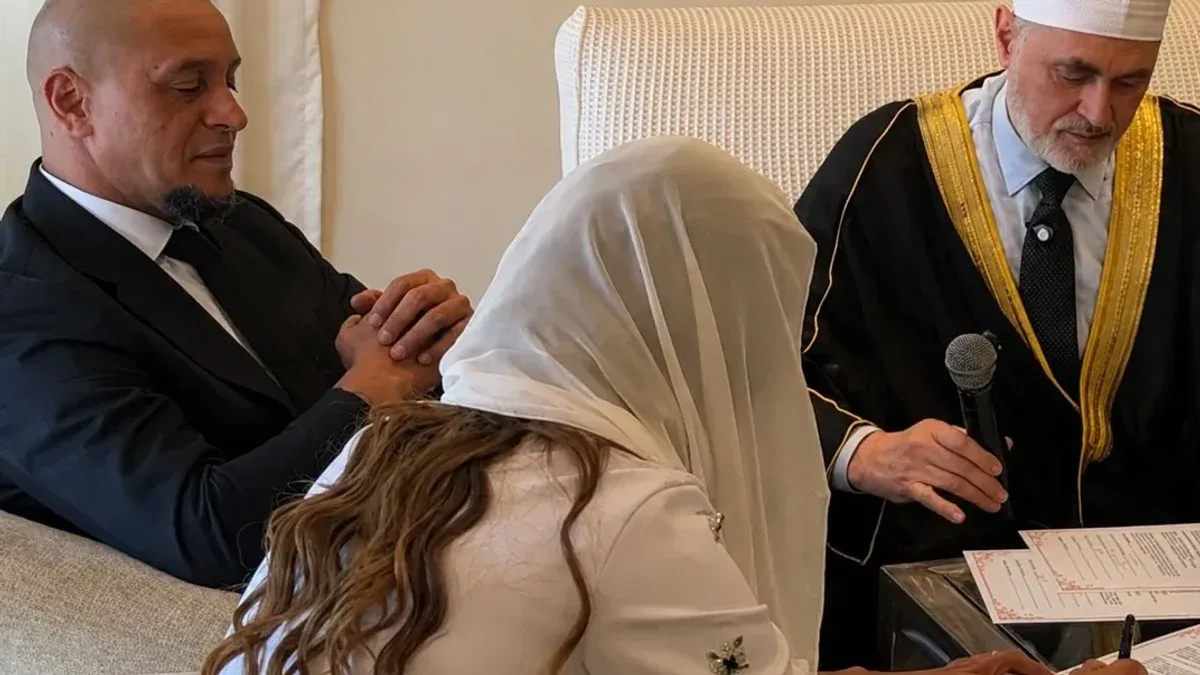 هل اعتنق روبرتو كارلوس الإسلام؟