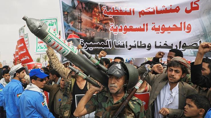 الحوثيون يعلنون استهداف 8 ناقلات نفط سعودية ومنع عبور 48 سفينة