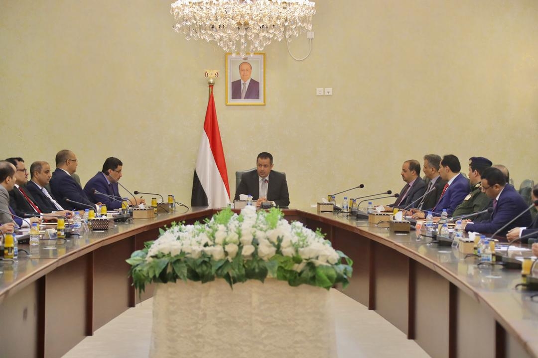 الحكومة تعقد اجتماعها الأول بعد يوم من هجوم مطار عدن الدولي (صور)
