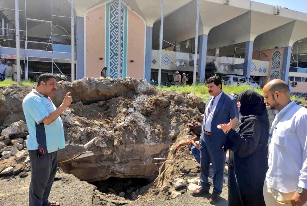 لجنة حكومية تحقق في هجوم مطار عدن وتفحص عينة من بقايا "المقذوفات"