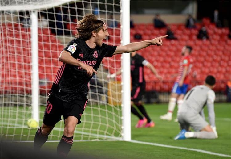 بالفيديو: ريال مدريد يكتسح غرناطة بأربعة أهداف ويلاحق أتلتيكو
