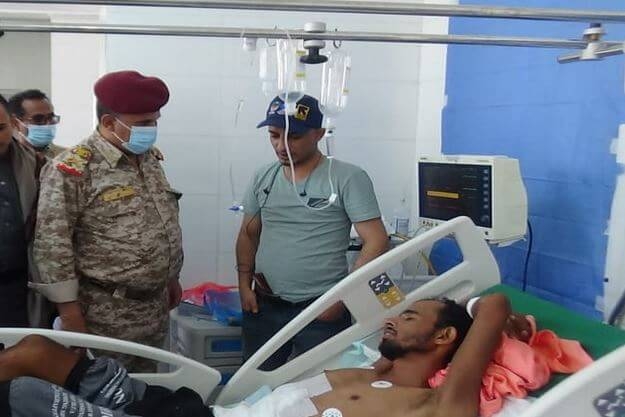 قائد محور تعز يزور جرحى الجيش بمستشفيات المدينة