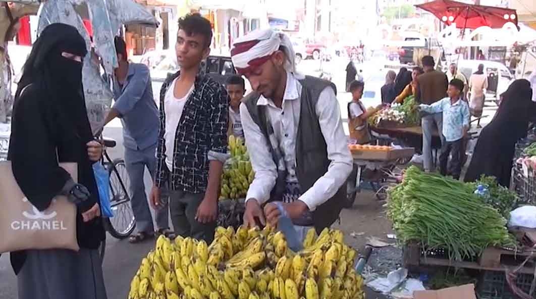 بالفيديو: قصة كفاح شاب من تعز أمنيته الدراسة ويعمل كبائع متجول