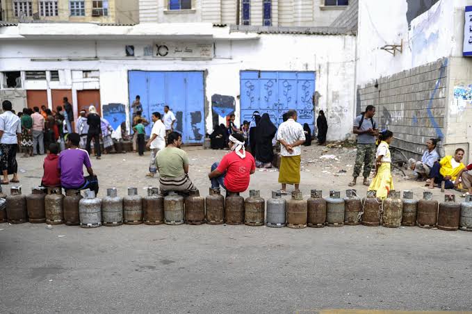 عدن تشهد توزيع 7200 أسطوانة غاز منزلي اليوم السبت