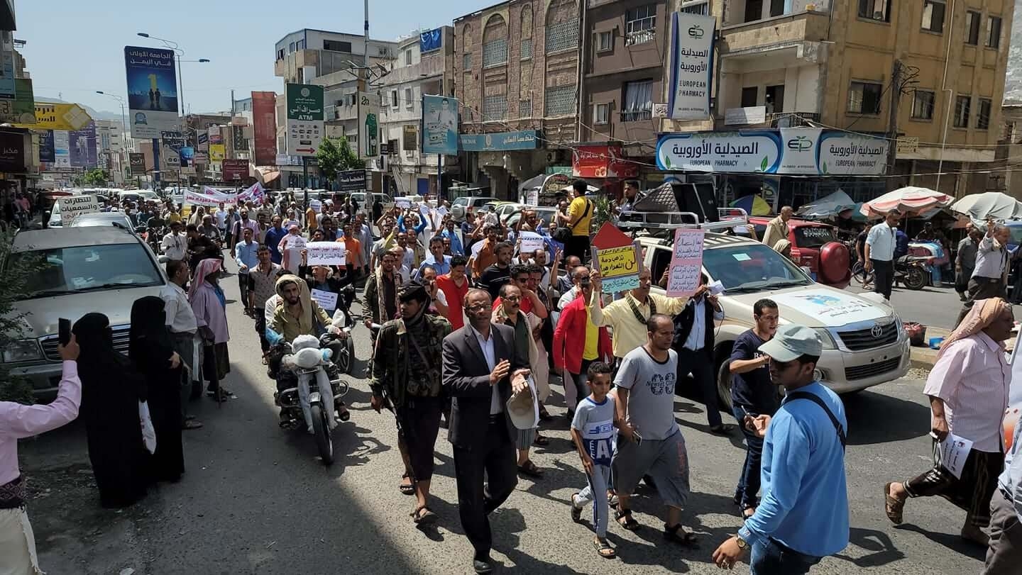 بوابة محافظة تعز مكباً للنفايات.. استمرار التظاهرات وتصعيد الاحتجاجات