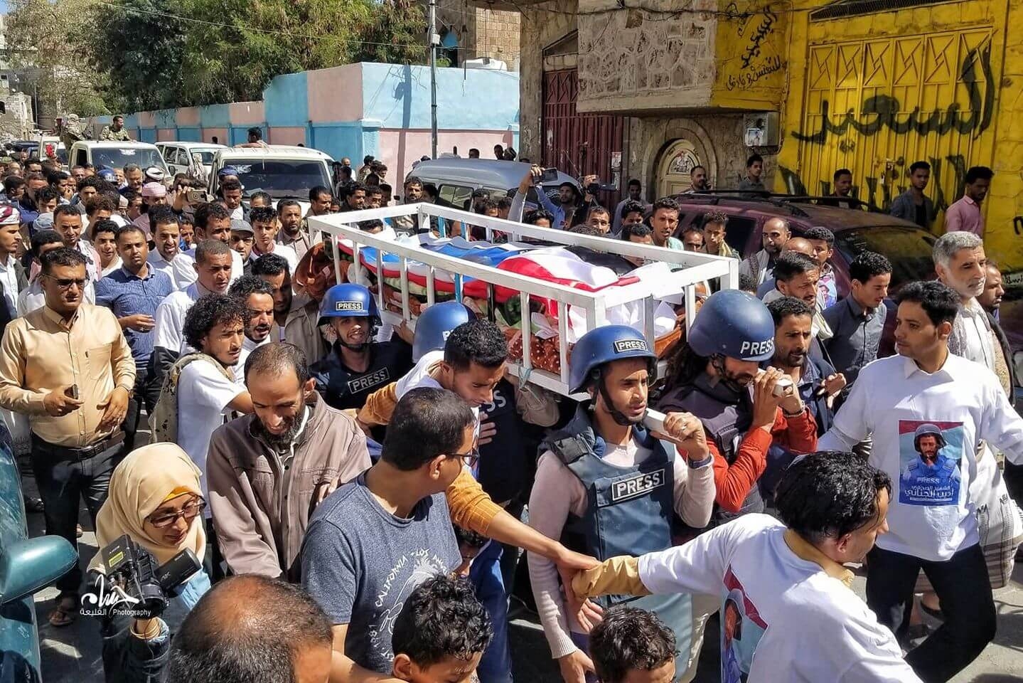 في جنازة مهيبة.. تعز تشييع الصحفي الشهيد أديب الجناني