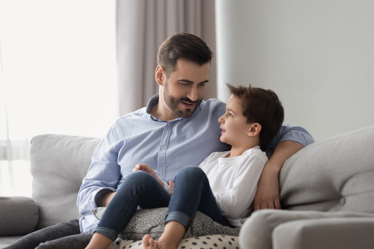 طفلك يكذب باستمرار.. هذه مجموعة من الحلول ستجعله يغير سلوكه