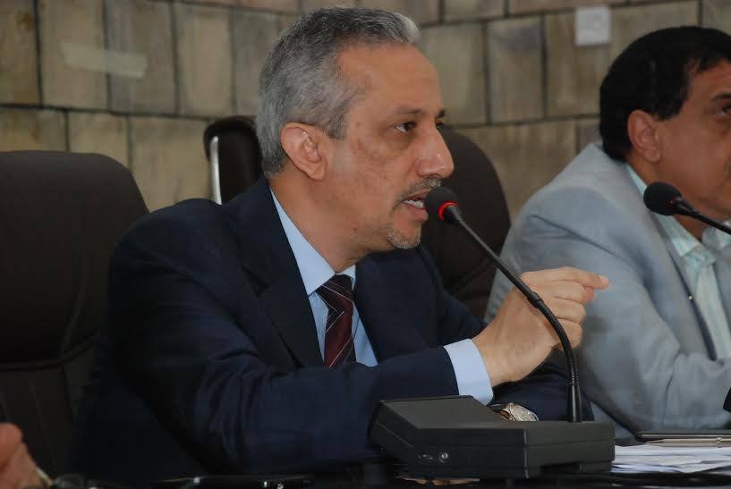 شوقي هائل يدعو لمعالجة انقسام السياسة النقدية في اليمن