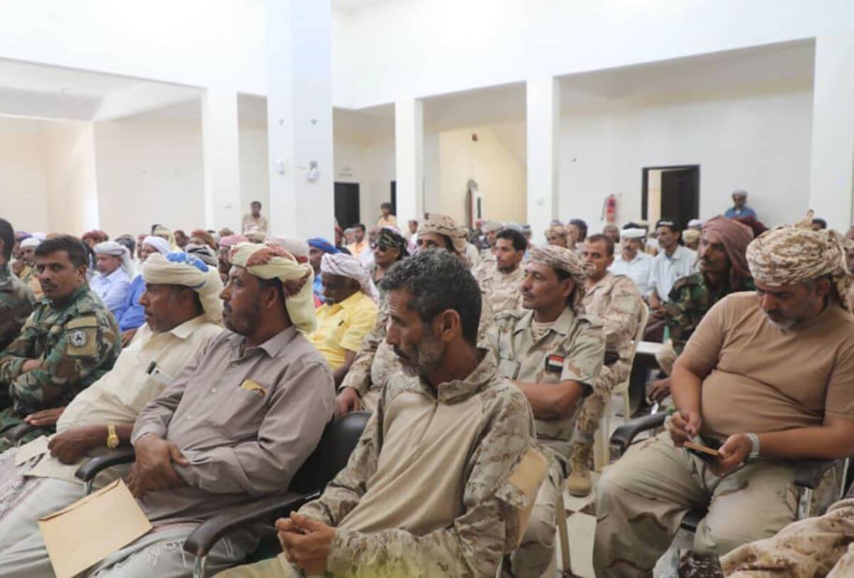 استنفار وتخبط .. ضباط إماراتيون يجتمعون مع قيادات أمنية وقبلية في سقطرى