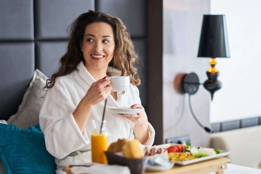 مصر تنفي وجود قرار يمنع إقامة النساء في الفنادق دون محرم