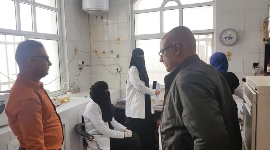 مدير مكتب الصحة لـ"تعز تايم": نصف الكوادر الطبية غادروا تعز