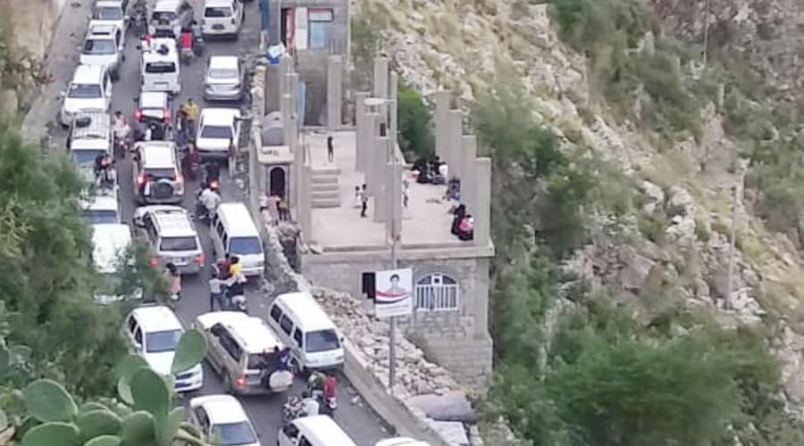 مسلحون ينهبون مساعدات إغاثية في تعز
